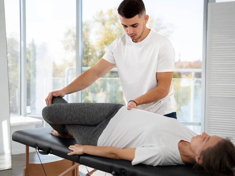 Live Well Family Chiropractic treating hip pain in Houston