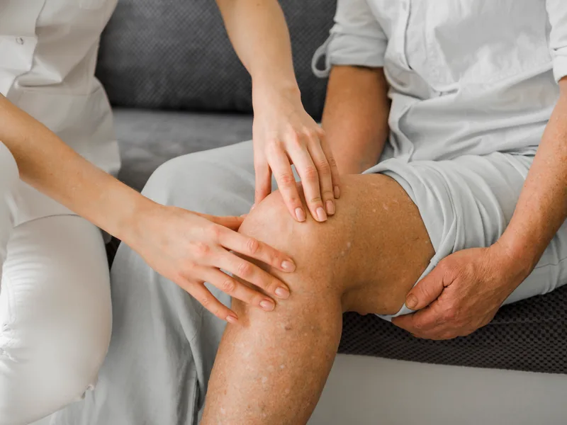 Chiropractic care for knee pain at Live Well Family Chiropractic in Houston