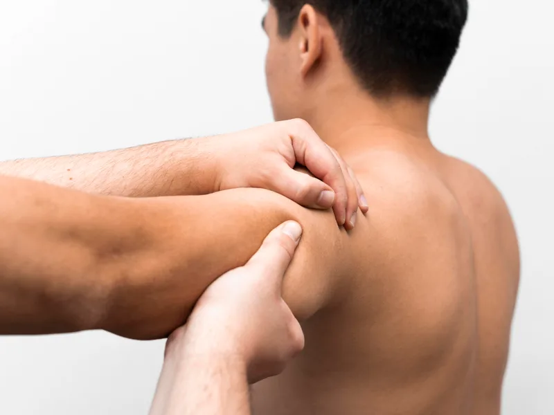 How Live Well Family Chiropractic treats rotator cuff injury in Houston