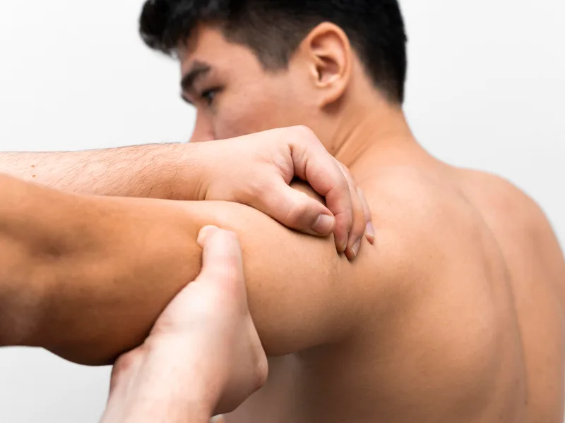 Live Well Family Chiropractic treating shoulder pain in Houston
